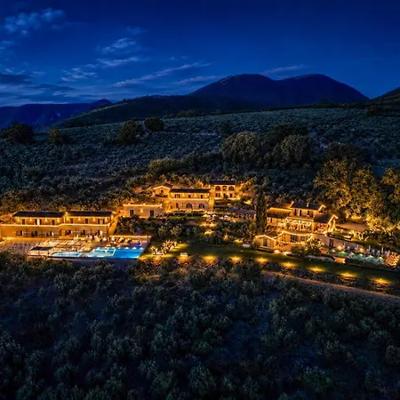 リゾート La Quercetta 4*